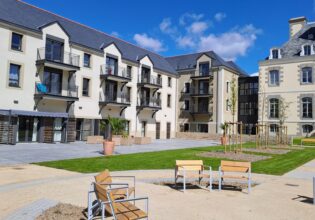 Située à Vitré, en Ille-et-Vilaine (35), la résidence services seniors Hermine propose un cadre de vie sécurisé, convivial et confortable aux personnes âgées autonomes ou en légère perte d’autonomie. Implantée dans un quartier calme et agréable, elle offre à ses résidents un équilibre parfait entre indépendance et accompagnement, tout en restant à proximité des commerces et des services essentiels.