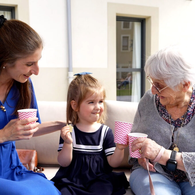 https://www.ageconfort.live/wp-content/uploads/2024/11/Intergenerationnel-Heurus-1.jpg